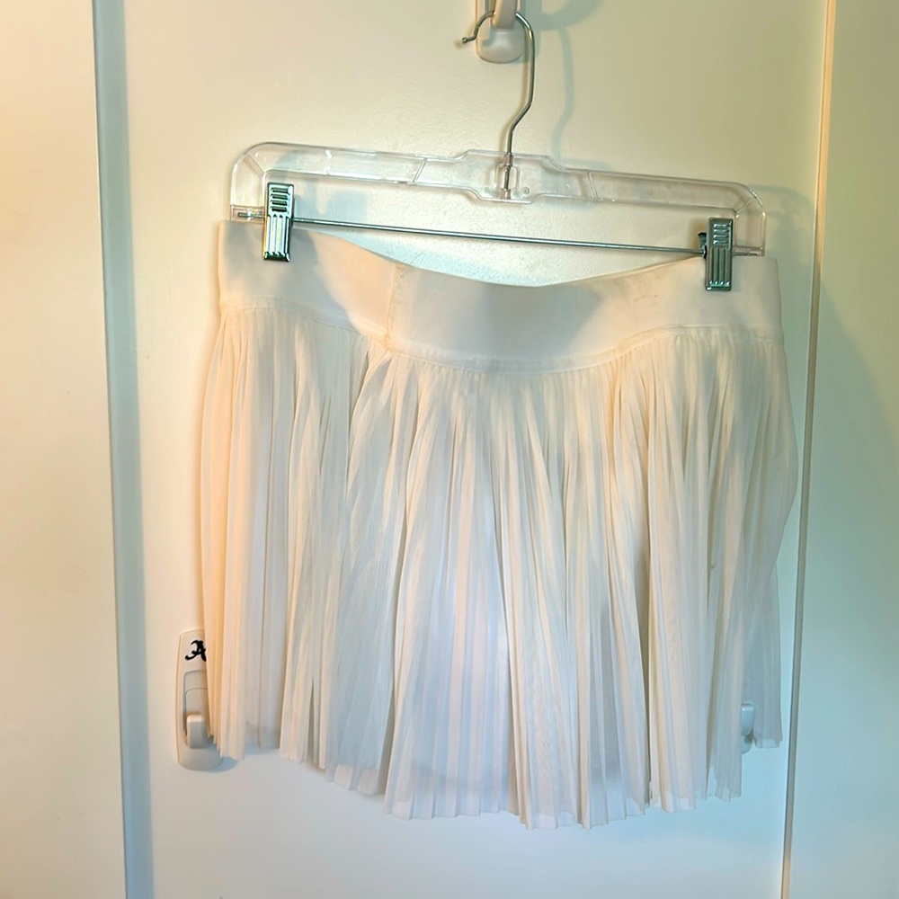 Medium white plated Lululemon skirt, like new, medium, skort